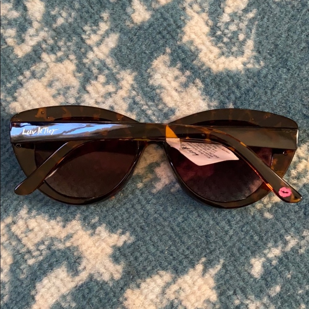 Betsey Johnson tortoiseshell retro cat eye sunnies - Picture 2 of 7